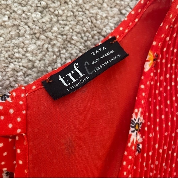 ZARA Red Floral Daisy Printed Pleated Sleeveless Blouse V-Neck Top Size Small - Picture 14 of 14